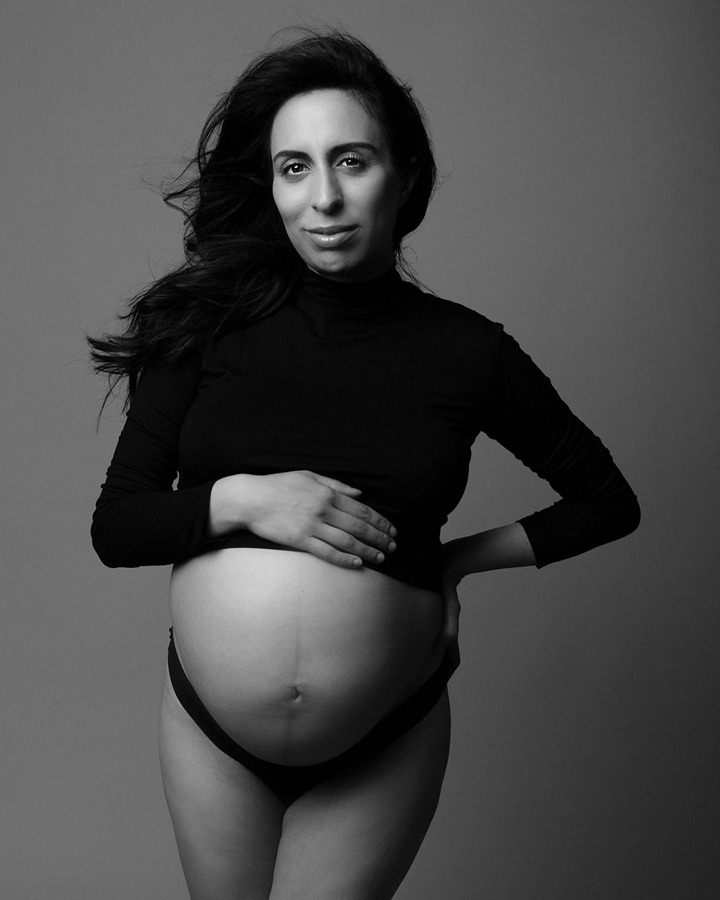 black and white fashion portrait of a pregnant woman by Los Angeles pregnancy photographer, Leona Darnell