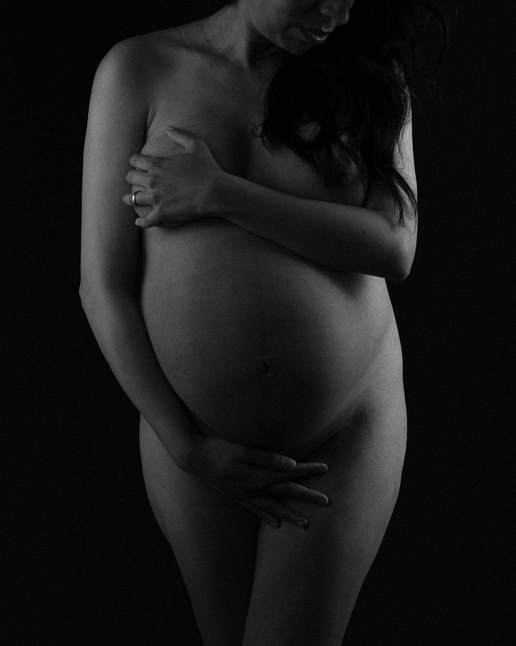 black and white nude pregnancy portrait by los angeles maternity photographer, Leona Darnell