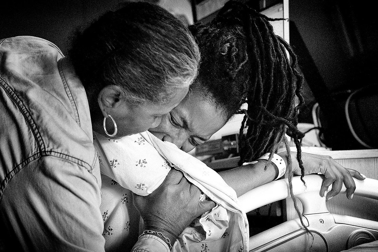 black and white image of a mother helping her daughter through labor by UCLA birth photographer, Leona Darnell