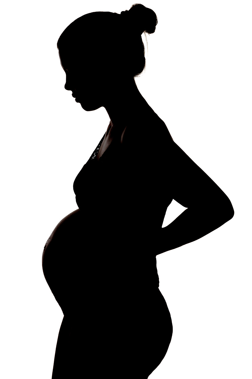 pregnancy portrait of a mother in silhouette by Los Angeles maternity photographer, Leona Darnell.