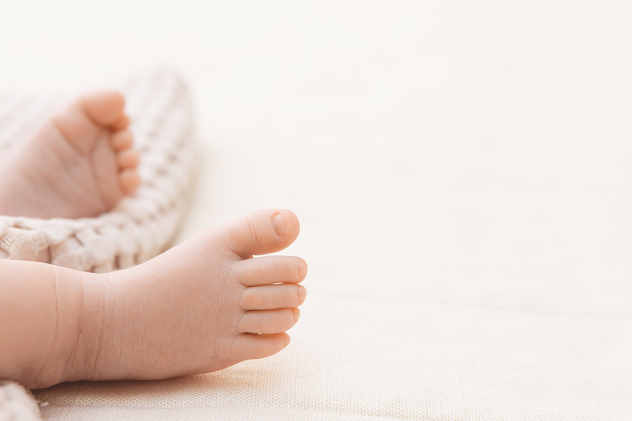 newborn photo of baby's feet by Birth and Beauty