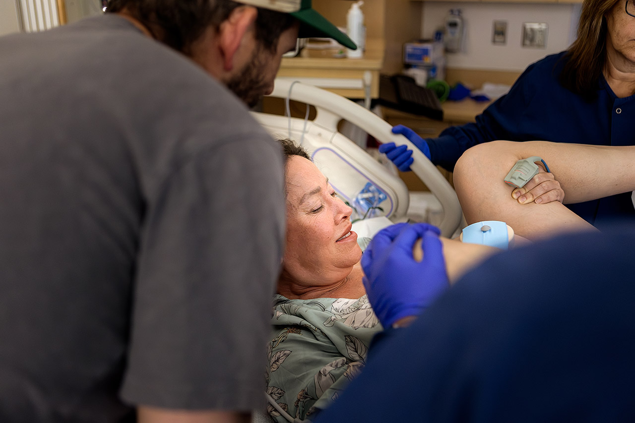 Leona Darnell captures a mother during labor in a Los Angeles hospital as her partner supports her and medical staff assist during the birth of her fifth baby.